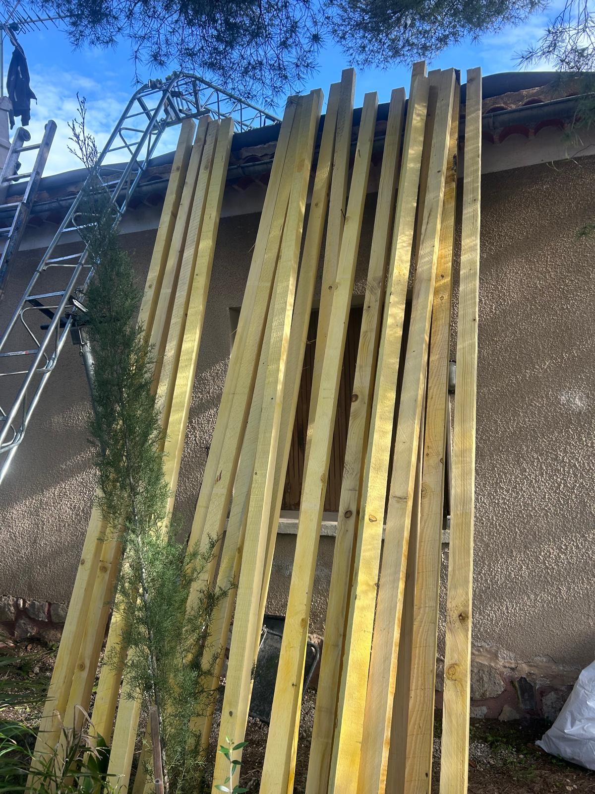 Bois de charpente livré sur le chantier